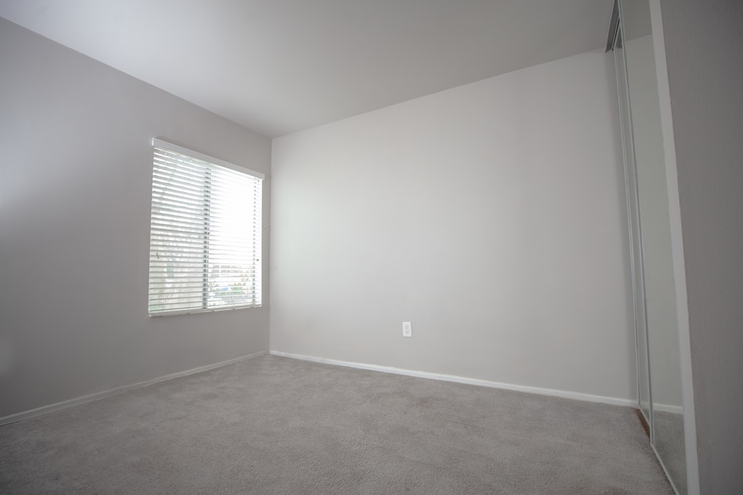 white-wall-paint-near-white-window-blinds-kosg56-sp8